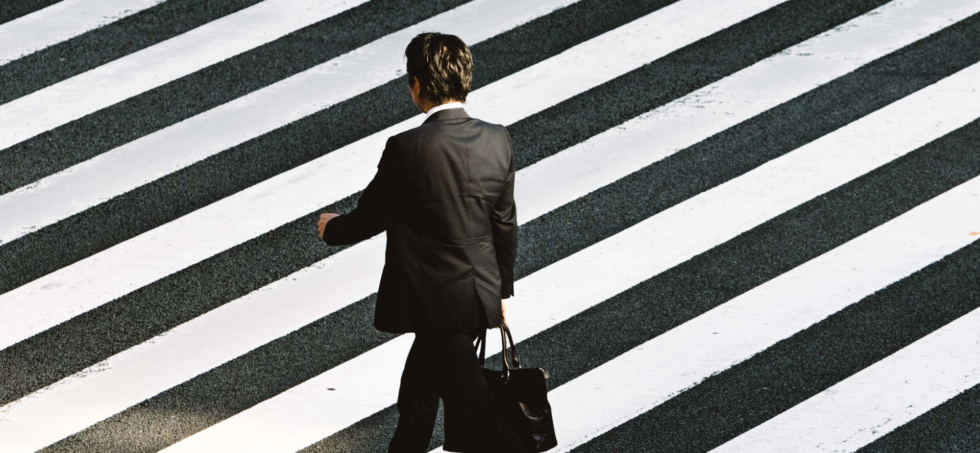 Homme traversant un passage piéton